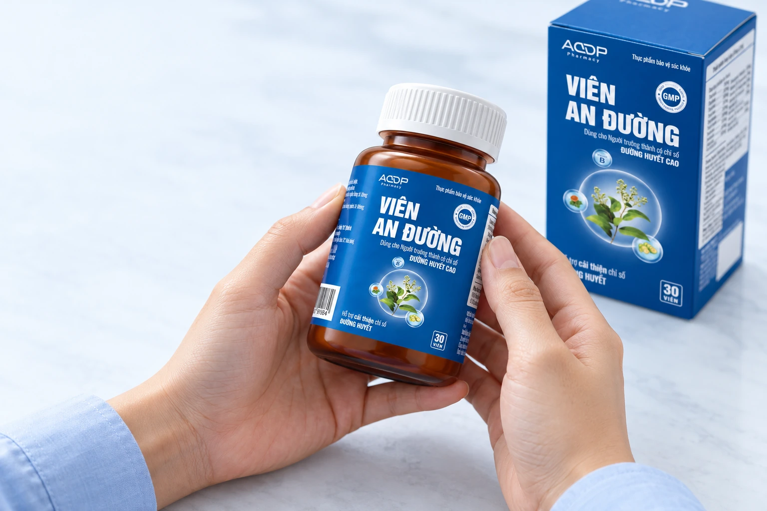 Cận cảnh bàn tay kiểm tra nhãn lọ Viên An Đường trước khi sử dụng