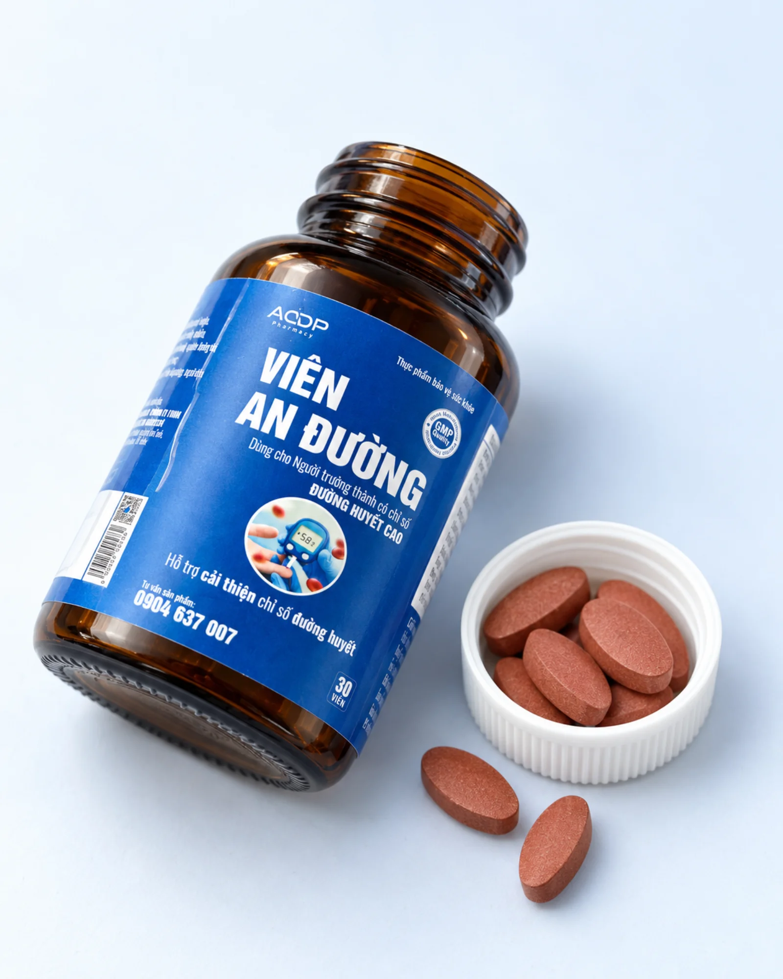 Lọ Viên An Đường cùng viên uống đặt trong nắp lọ